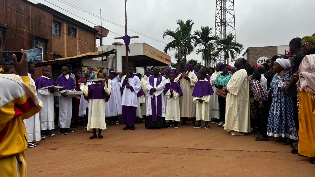 Yaoundé, vendredi 3 avril 2026. Retour en images sur le dernier Chemin de Croix de ce temps de Carême.